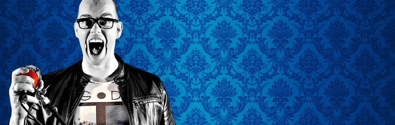 Roel Thomas zingend met microfoon